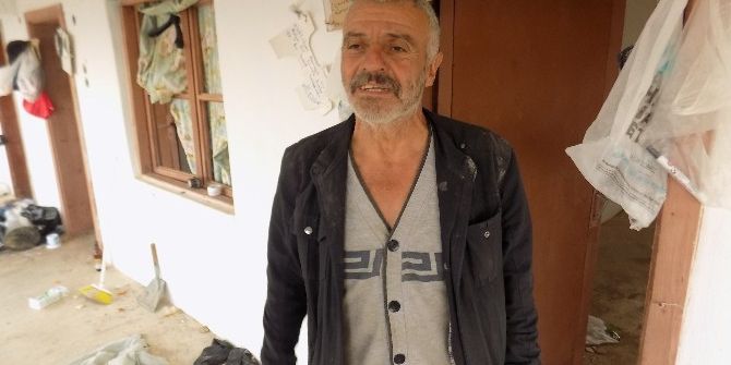 Kedi Ve Köpekler Aç Kalmasın Diye Evsiz Kalmayı Tercih Etti