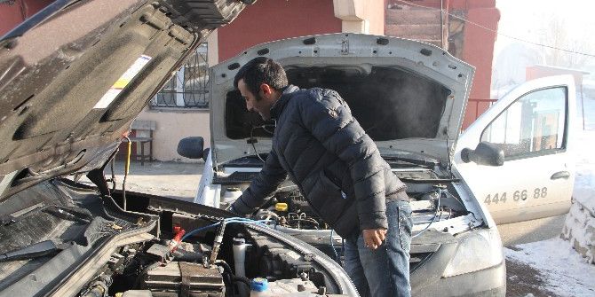 Göle Eksi 24 Dereceyi Gördü, Araçlar Soğuktan Çalışmadı