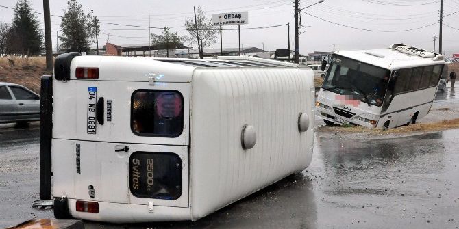 Uşak’ta Servis Araçları Art Arda Kaza Yaptı: 13 Yaralı