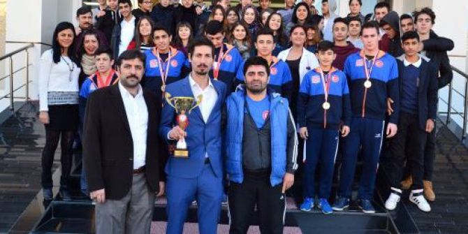 Taşdelen Uğur Okulları, Tüm Şampiyonluk Kupalarını Aldı