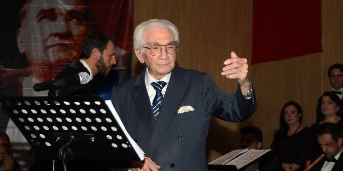 90 Yaşında Sahneye Çıkan Alaaddin Yavaşça Büyüledi