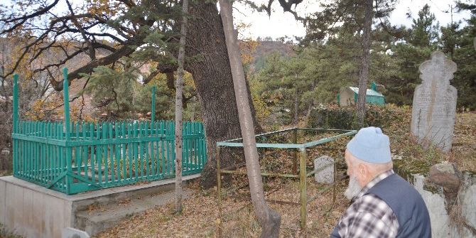 Tarihi Sarıkız Mezarlığı Yok Olma Tehlikesi Yaşıyor