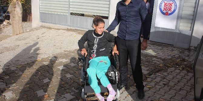 Sason’da Engelli Kıza Akülü Sandalye Hediye Edildi