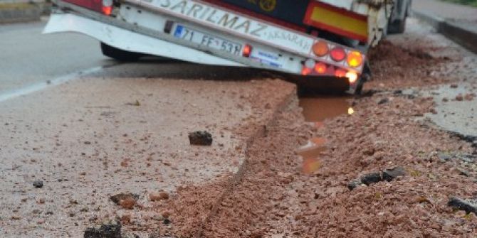 Aynı Yolda 2 Tır Yan Yattı