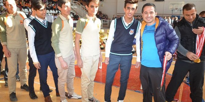 Viranşehir De Başarılı Olan Öğretmen Ve Öğrenciler Ödüllendirildi