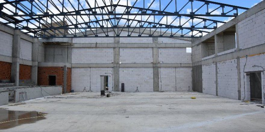 Hayrabolu’da Kapalı Spor Salonu İnşaatı Sürüyor