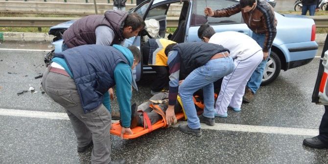 Kırmızı Işıkta Duran Kamyona Çarptı