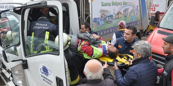 Çöp Kamyonu Kaza Yaptı: 2 Yaralı