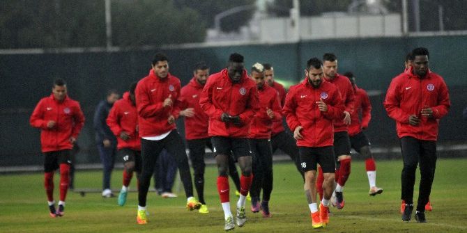 Antalyaspor, Başakşehir Maçının Hazırlıklarını Yağmur Altında Sürdürdü