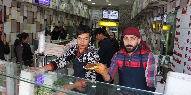 Havaların Soğuması Çiğ Köfte Satışlarını Artırdı