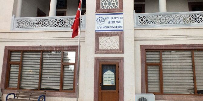 Pişman Olan Hırsızlar Çaldıkları Bilgisayarları Cami Avlusuna Bıraktı