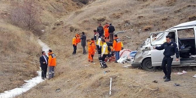 Sivas’ta Hafif Ticari Araç Şarampole Devrildi: 1 Ölü, 6 Yaralı