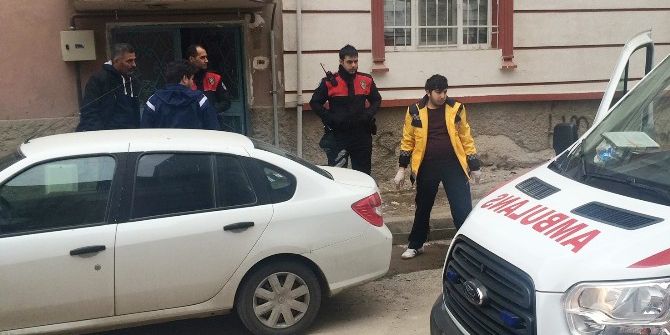 Evine Benzin Döktü, Facia Yaşanmadan Polis Müdahale Etti