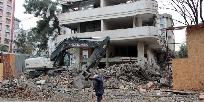 Kadıköy’de Bir Binanın Duvarı Çöktü