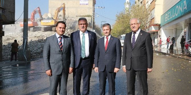 Yıkımın Ardından Yürütülen Yol Genişletme Çalışmaları Sürüyor