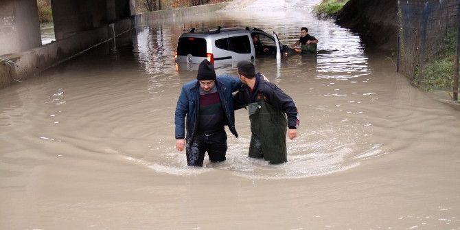 Su Dolu Alt Geçitte Aynı Günde 3. Araç Mahsur Kaldı