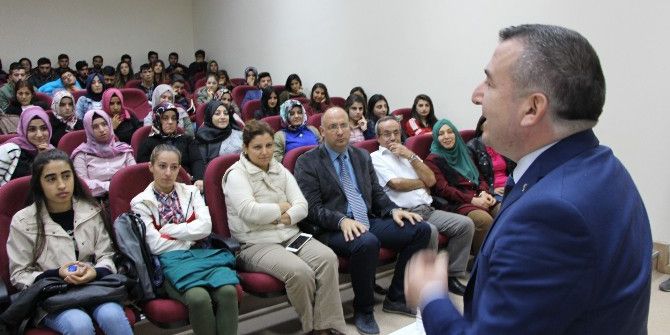 Kahta Meslek Yüksek Okulunda Kariyer Eğitimi Verildi