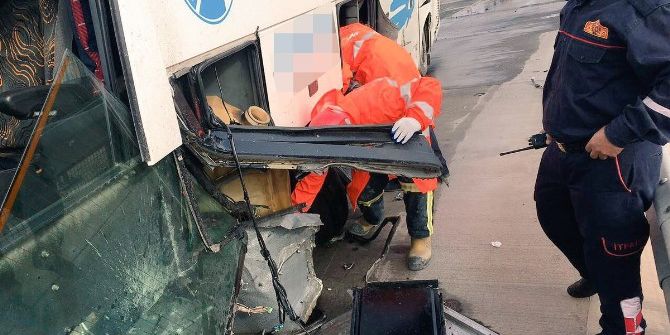 Yolcu Otobüsü Bariyerlere Çarptı: 5 Yaralı