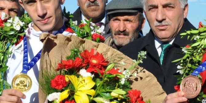 Polat, Milli Sporcuları Kutladı