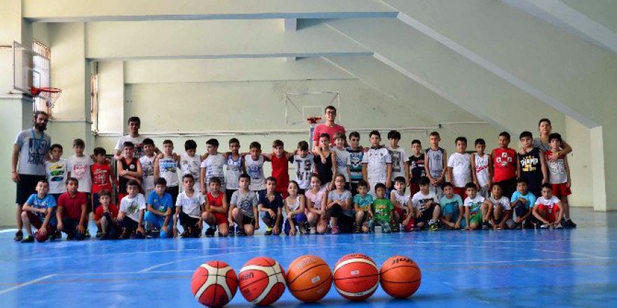 Basketbol Kursuna 800 Öğrenci Katılıyor