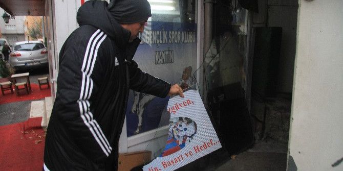 Bursa’da Spor Kulübüne Taşlı Saldırı Güvenlik Kamerasında