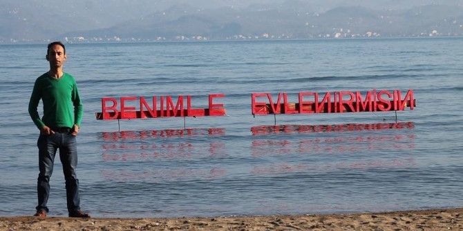 Evlenme Teklifini Denize Yazdı