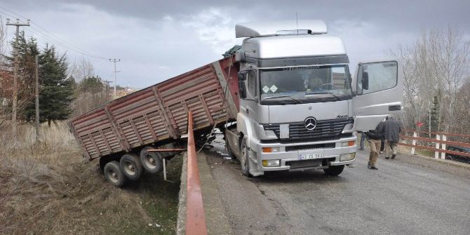Konya’da İki Tır’ın Çarpıştığı Kaza Ucuz Atlatıldı