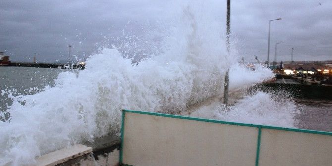 Şiddetli Poyraz Marmara Denizi’nde Ulaşımı Engelledi