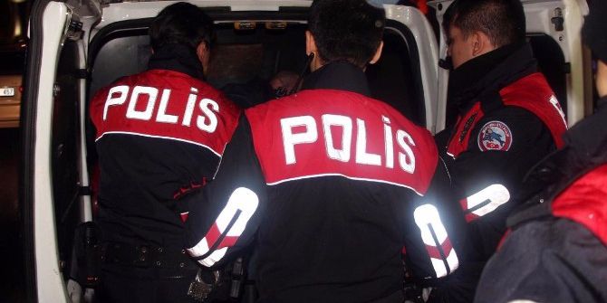 Kimlik Kontrolü Yapan Polise Kafa Attı