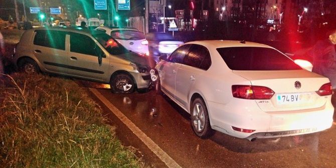 Otomobilin Çarptığı Kadın Taklalar Atarak Sağlık Merkezi Önüne Düştü