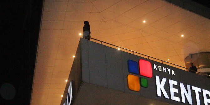 Sevgilisiyle Tartışan Genç Kadın Avm’nin Terasından Atlamak İstedi