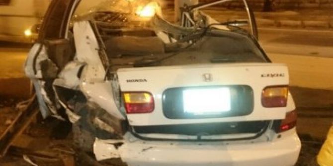 Kontrolünü Kaybettiği Otomobille Tramvay Yolundaki Direğe Çarptı: 1 Ölü, 1 Yaralı