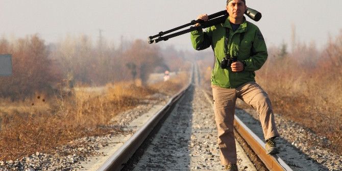 Hem Rayları, Hem Kuşları Gözlüyor