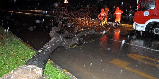 Antalya’da Sağanak Yağış Ve Fırtına