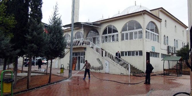 Ağzında Sigarayla Camiye Giren Hırsız Mont Ve Ayakkabı Çaldı