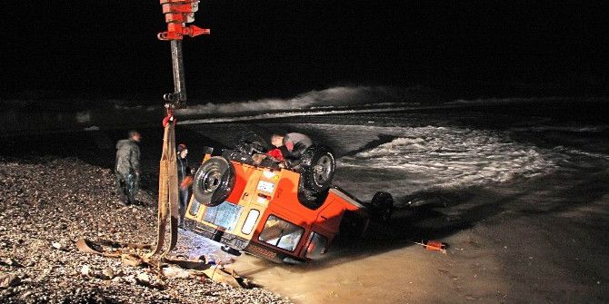Yolu Kısaltmak İsteyen Sürücü Ve Yanındakiler Ölümden Döndü