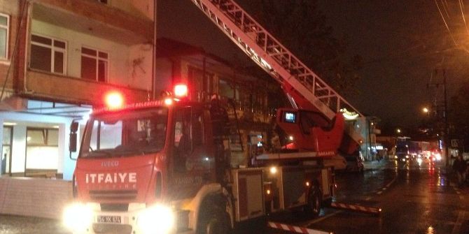 Çatı Yangını İtfaiye Ekiplerince Söndürüldü
