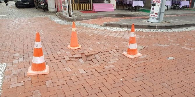 Yağmur, Caddede Çökmeye Neden Oldu