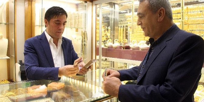 Elazığ’da Dövizini Bozduran Altına Yöneldi