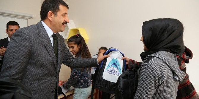 Başkan Ekinci’den Gençlere Kitap Desteği