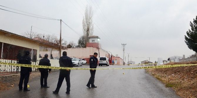 Cezaevi Önünde Silahlı Saldırı: 3 Yaralı