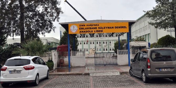 Faciadan Dönülen Okulun Çatısından Vinç Kaldırıldı