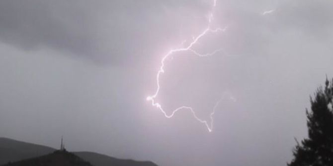 Yağışlar Hayatı Olumsuz Etkilerken,şimşeklerin Seyri İzleyenleri Büyüledi