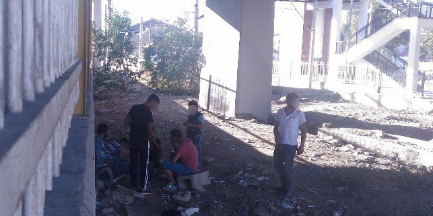 İzmir’in Göbeğinde Güpegündüz Uyuşturucu Kullanıyorlar