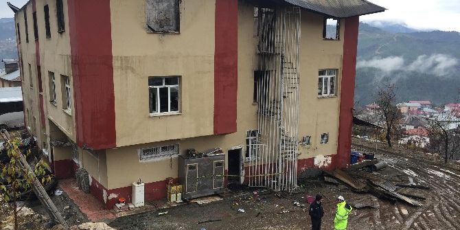 Yanan Yurt Binasına Hüzünlü Bakış