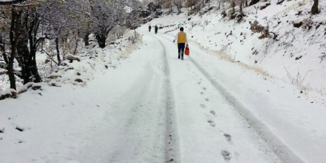 Sağlık Ekipleri Karlı Havada Hastaya Ulaşmak İşçin 5 Kilometre Yürüdü