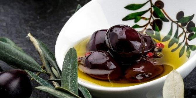 Başkasının Bahçesinden 2 Saatte Topladıkları 400 Kilo Zeytini Satınca Yakalandılar