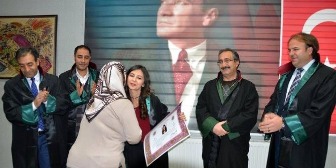 Genç Avukatlara Ruhsatnamelerini Anneleri Verdi