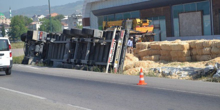 Saman Yüklü Tır İşte Böyle Devrildi...