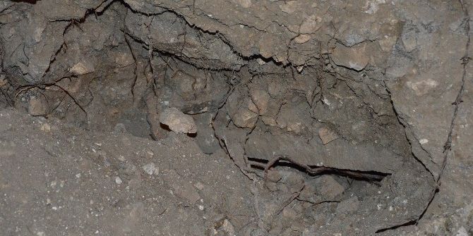 İstimlak Duvarı Çalışmalarında Kapaklı Mezar Bulundu